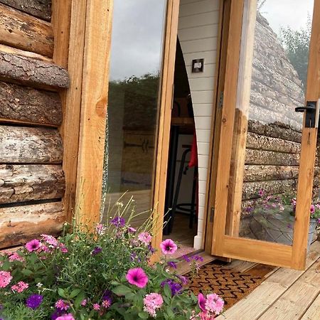 Delor - Bryntalch Glamping Pods Hotel Montgomery Kültér fotó